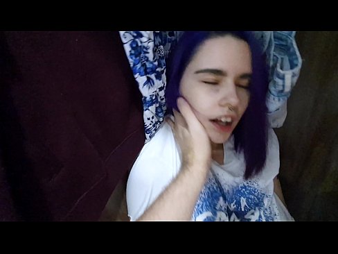 ❤️ Хоҳарамро дар ҷевон ёфт ва ба ӯ кӯмак кард ❤❌ Видео мақъад дар мо ☑